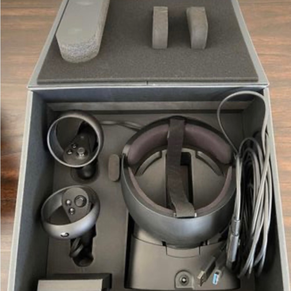 Oculus Rift S VR headset and controls - Picture 2 of 4